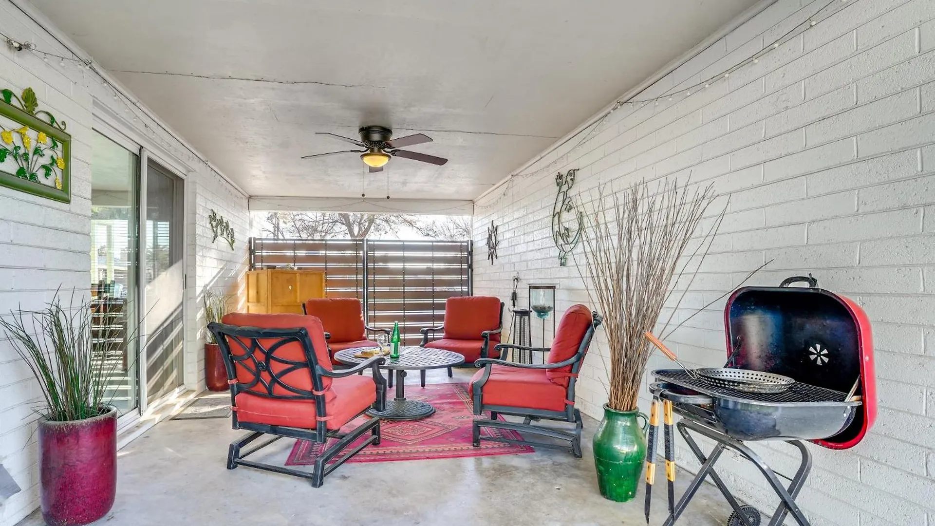 Hébergement de vacances Pet-Friendly Phoenix Home With Breezeway And Fire Pit! États-Unis